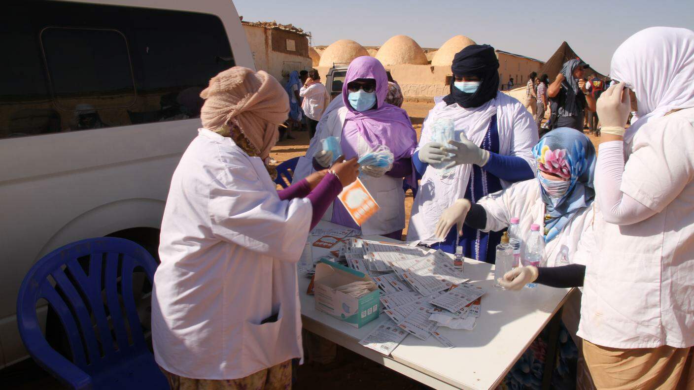 Infermiere distribuiscono mascherine nella wilaya di Dhakla