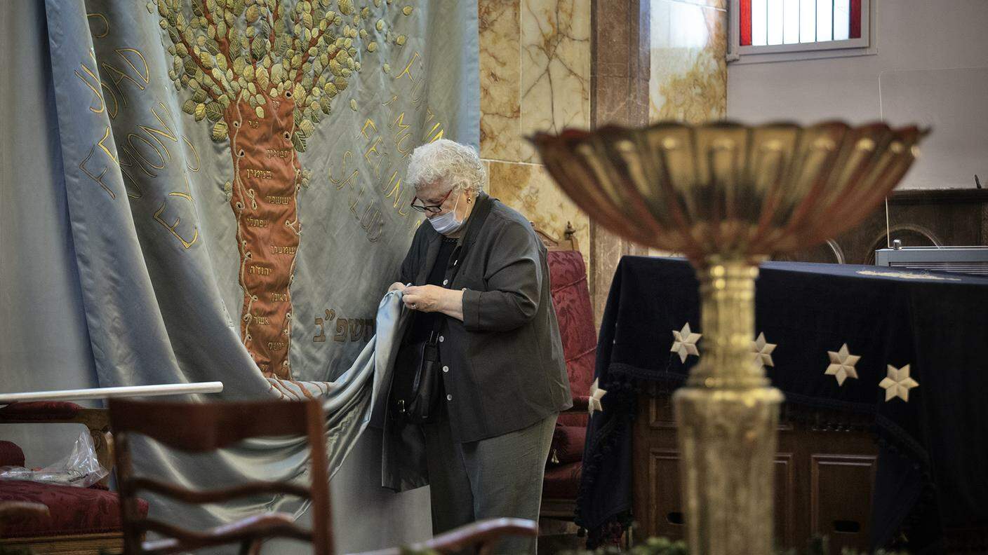 L’artista Eti Koen realizza il suo parochet (drappo che nasconde la parte più sacra del luogo di culto, nella religione ebraica) all’interno della sinagoga di Neve Shalom nel quartiere di Karaköy a Istanbul