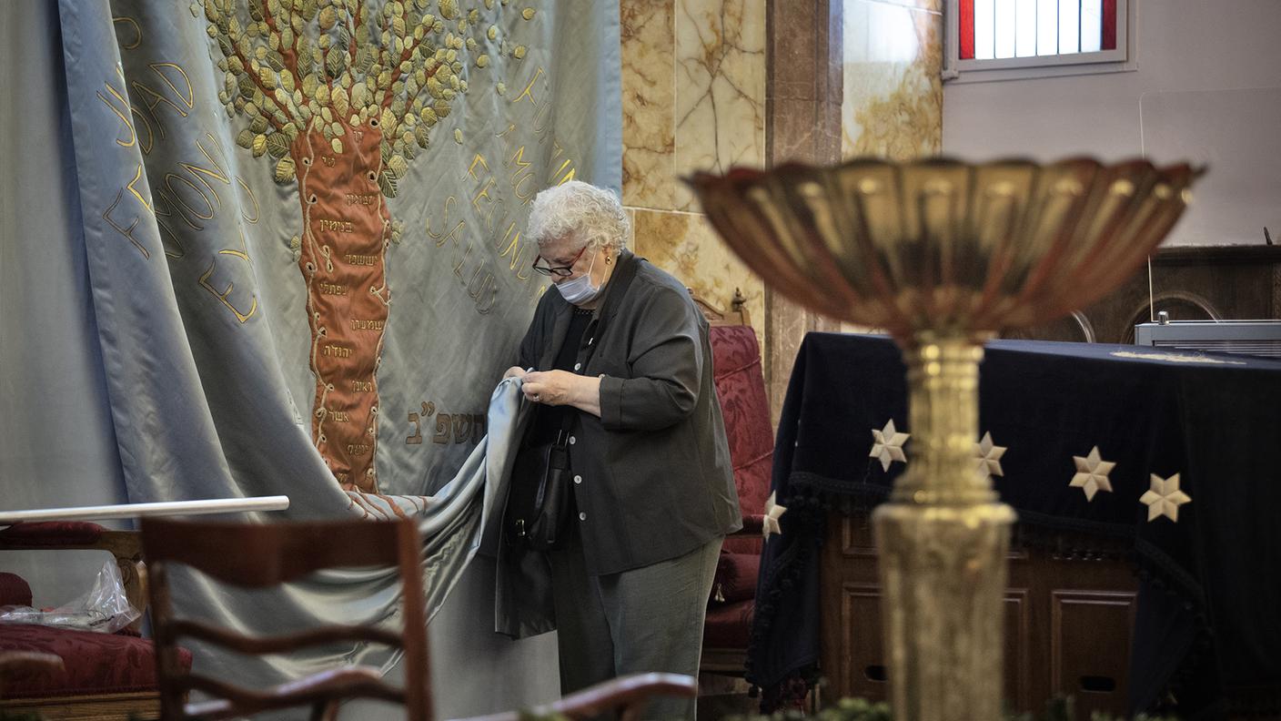 L’artista Eti Koen realizza il suo parochet (drappo che nasconde la parte più sacra del luogo di culto, nella religione ebraica) all’interno della sinagoga di Neve Shalom nel quartiere di Karaköy a Istanbul