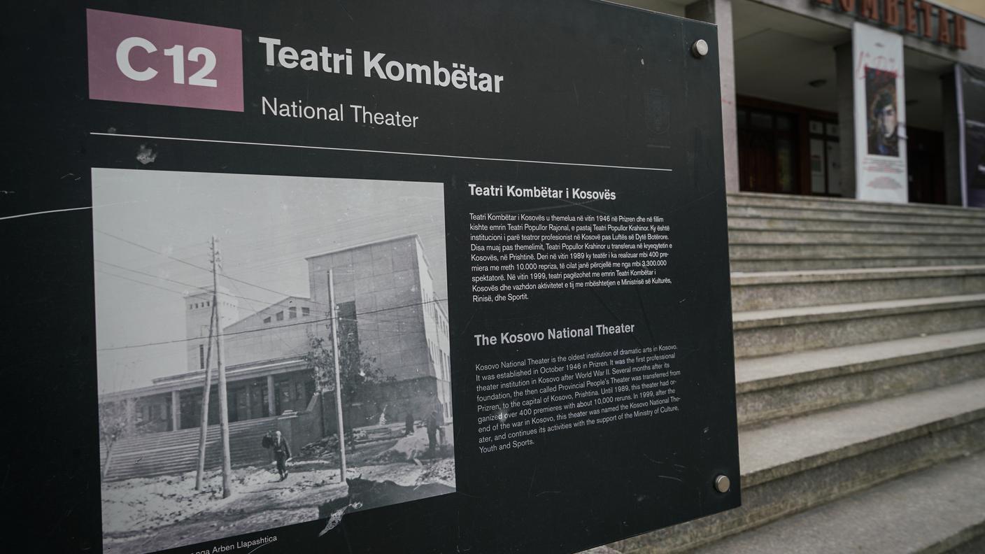 Il Teatro Nazionale, fondato nel 1946, è uno dei pilastri della vita culturale del Kosovo