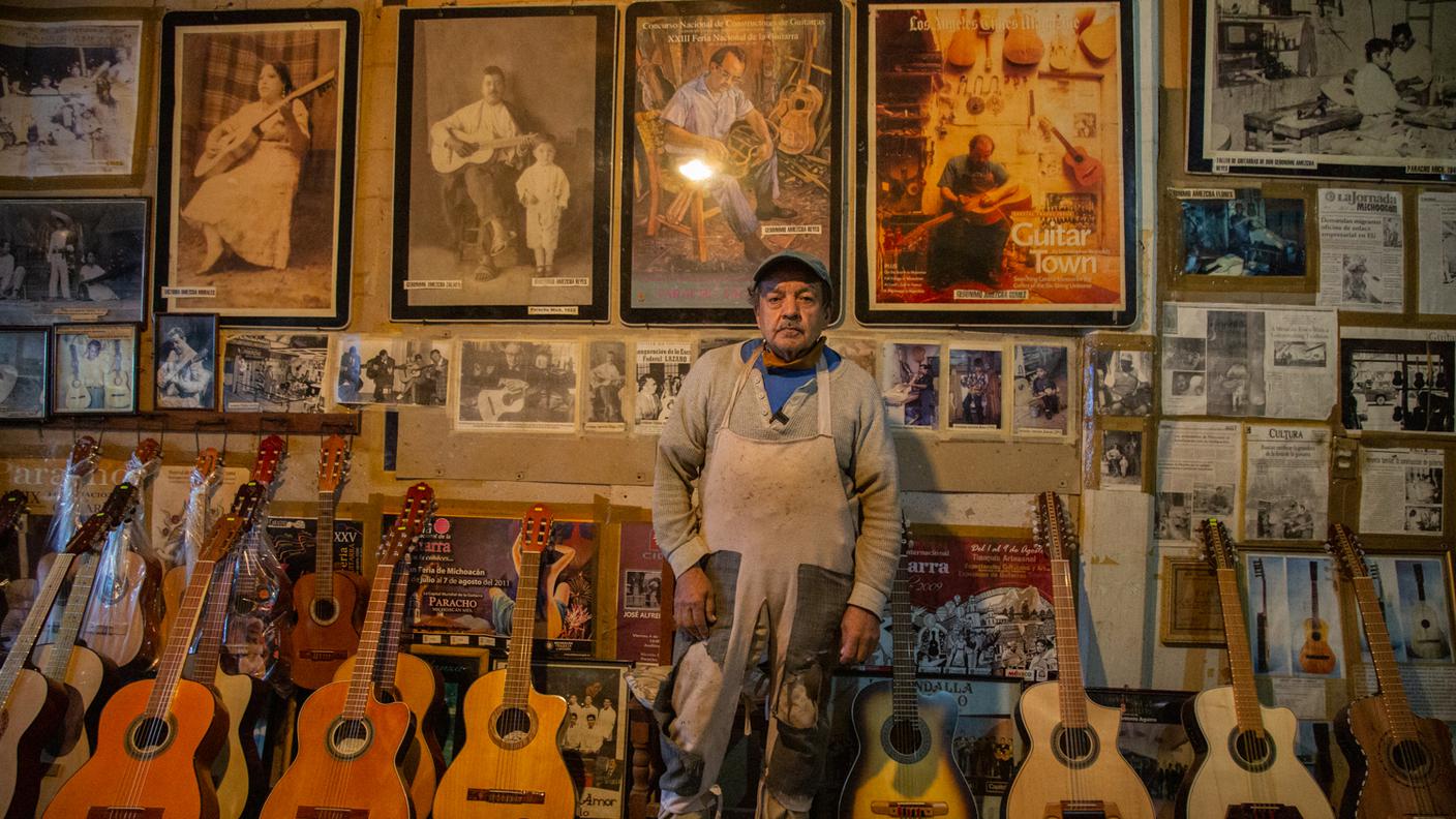 Geronimo Amezcua proviene da una famiglia di liutai, ritratto nel suo atelier a Paracho