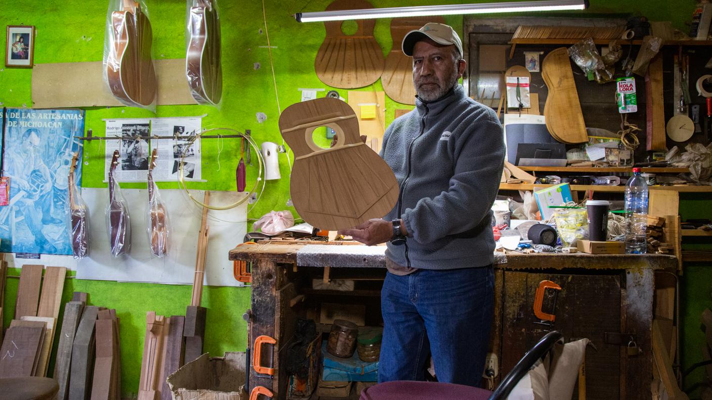 Il liutaio Rodrigo Amezcua ritratto nel suo atelier