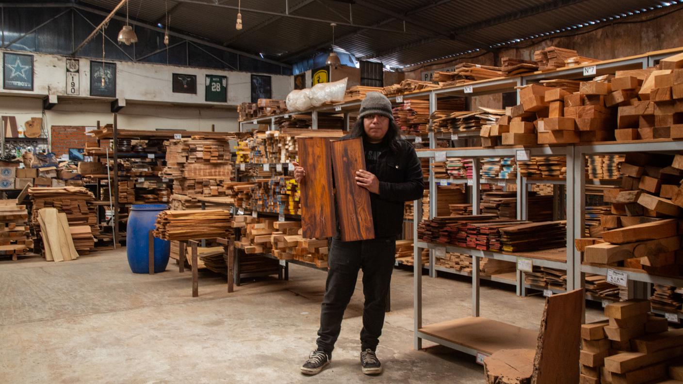 L'apprendista liutaio Arturo Cervantes durante la scelta del legno