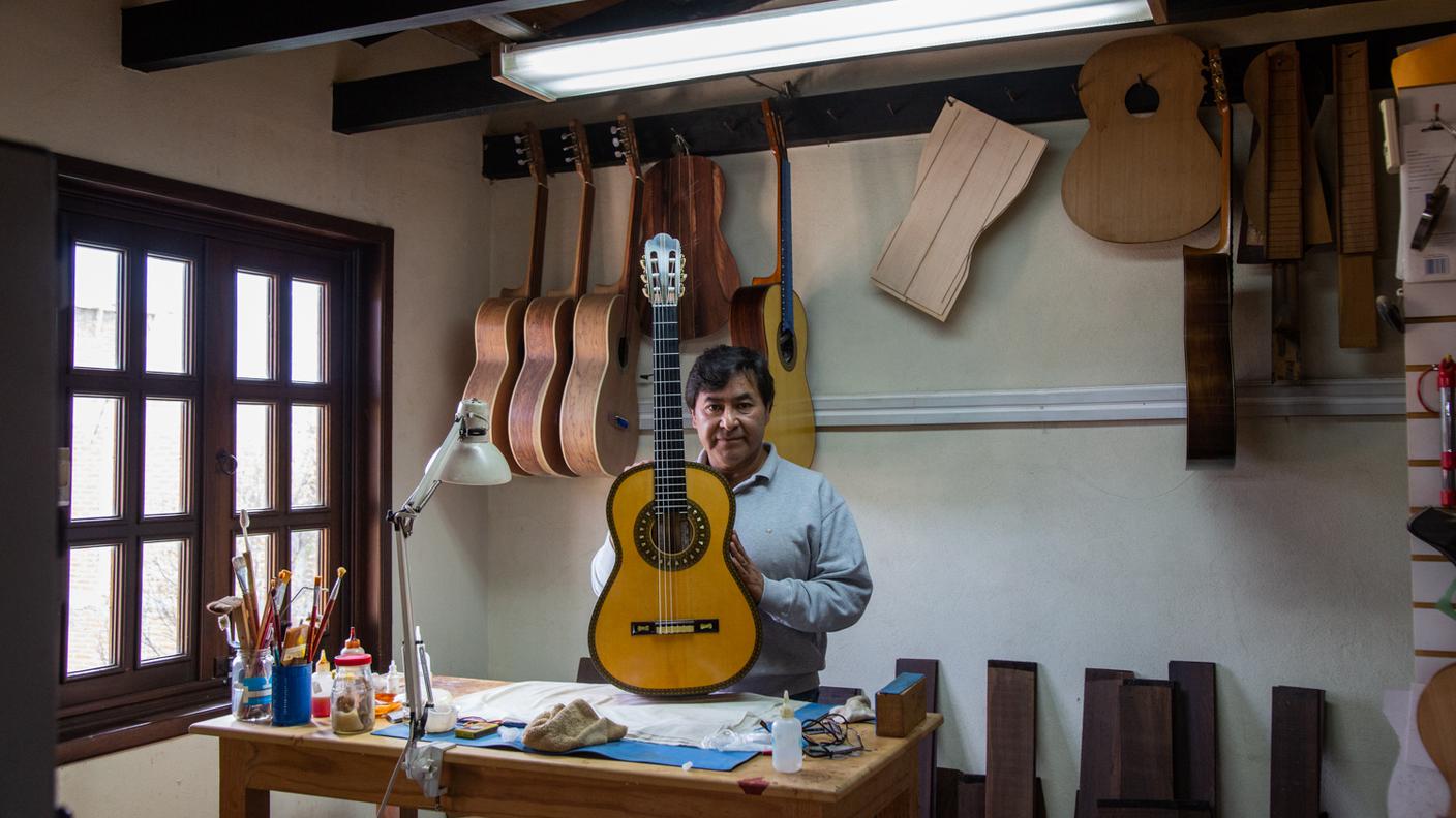 I liutaio Abel García López con una delle sue ultime chitarre