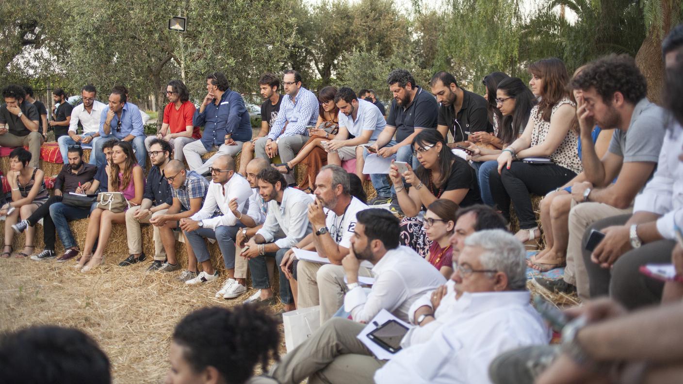 Giovani agricoltori pugliesi seduti nell'anfiteatro del grano, durante un incontro di VaZapp