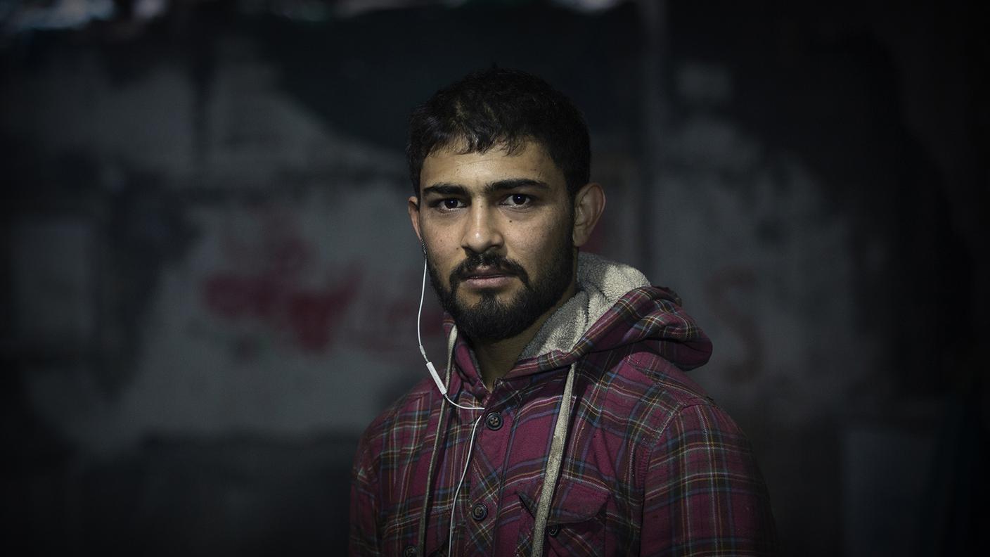 Omar, 23 anni, proveniente dall'Afghanistan, raccoglitore di rifiuti