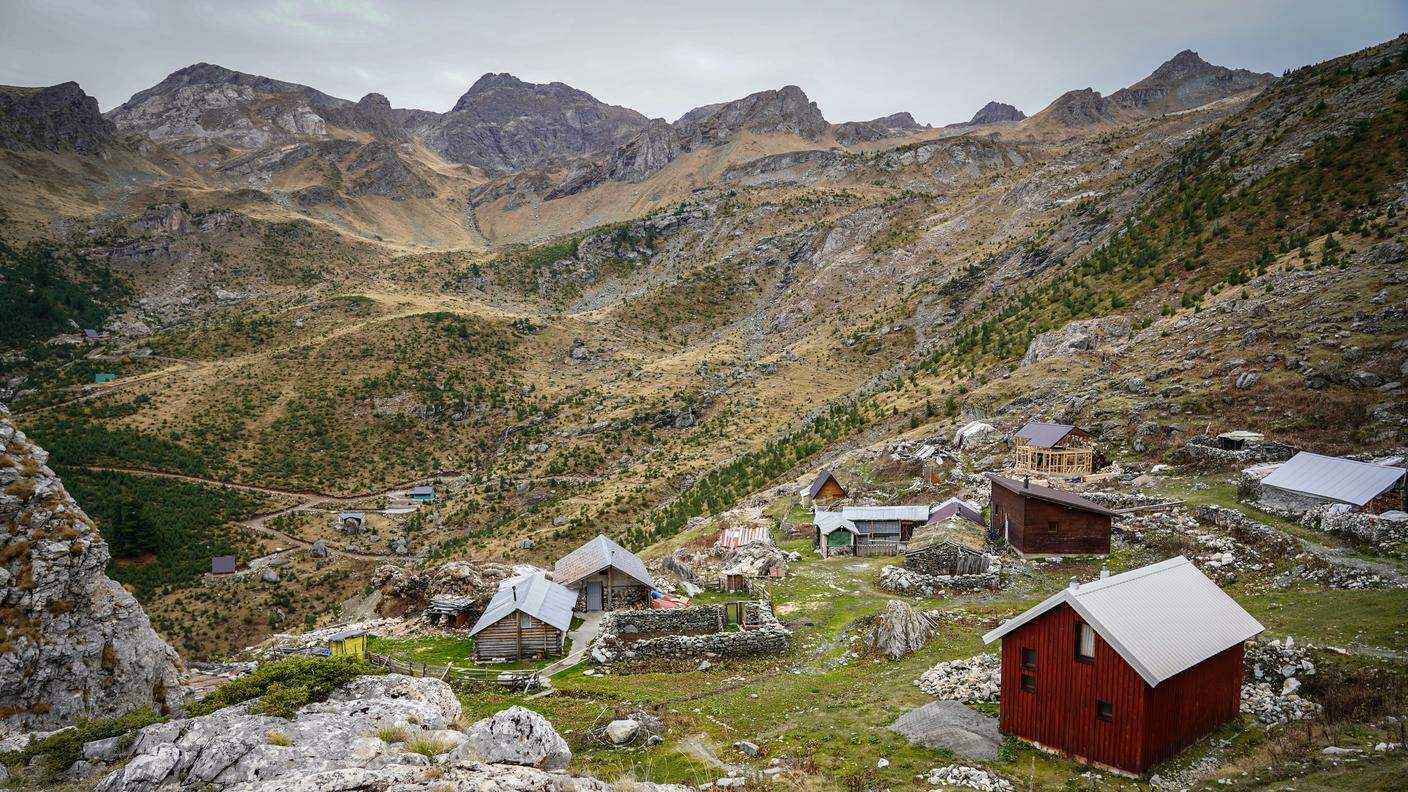 L'area di Deçani è attraversata dai sentieri del progetto “Peaks of the Balkans”, che portano i turisti nelle aree più selvagge e suggestive di Kosovo, Albania e Montenegro