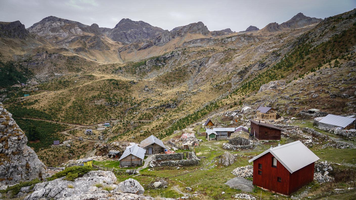 L'area di Deçani è attraversata dai sentieri del progetto “Peaks of the Balkans”, che portano i turisti nelle aree più selvagge e suggestive di Kosovo, Albania e Montenegro