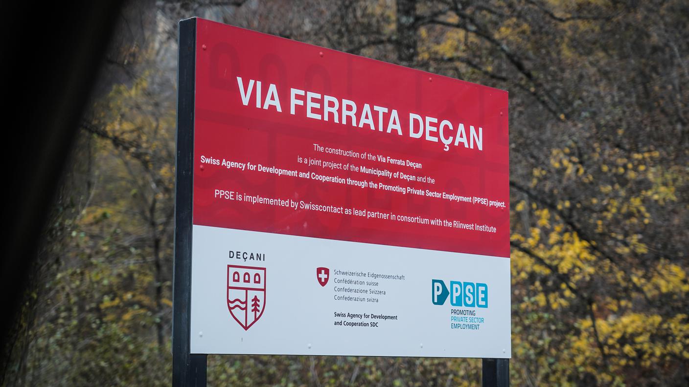 Anche la cooperazione svizzera è attiva nella valle di Deçani, dove nel 2020 ha finanziato una via ferrata per espandere l'offerta turistica nell'area