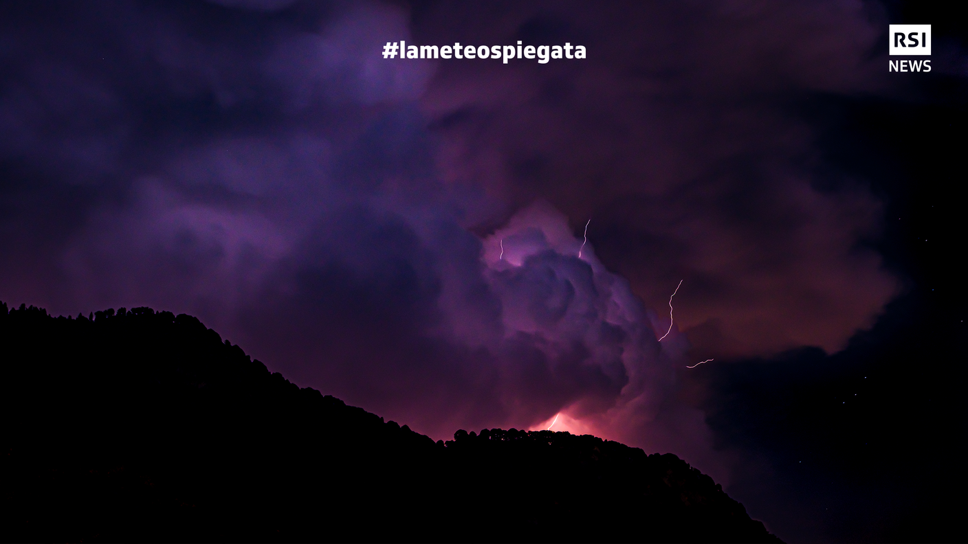 Un fulmine suolo-nube ascendente sopra il Monte Boglia