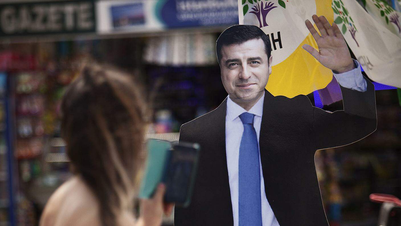 Selahattin Demirtaş, leader del filocurdo Partito Democratico dei Popoli (HDP), concorre dal carcere alle prossime elezioni presidenziali.