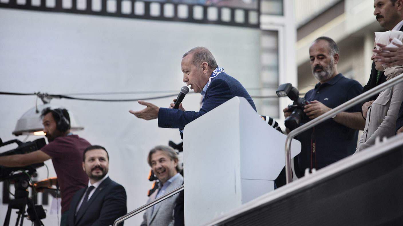 Erdoğan, con addosso la sciarpa del Kasımpaşa, parla ai suoi sostenitori dal tetto del pullman elettorale