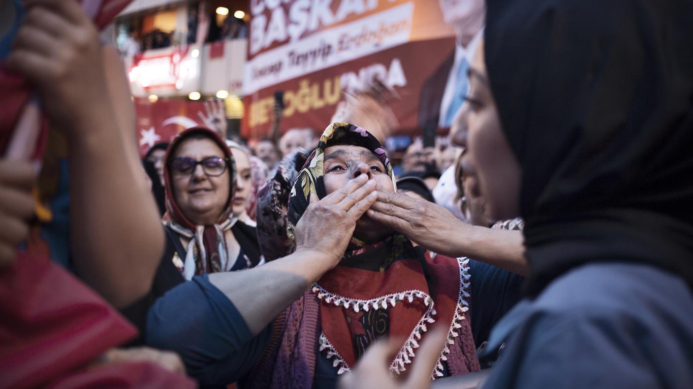 Una donna lo osserva piangendo e mandandogli baci