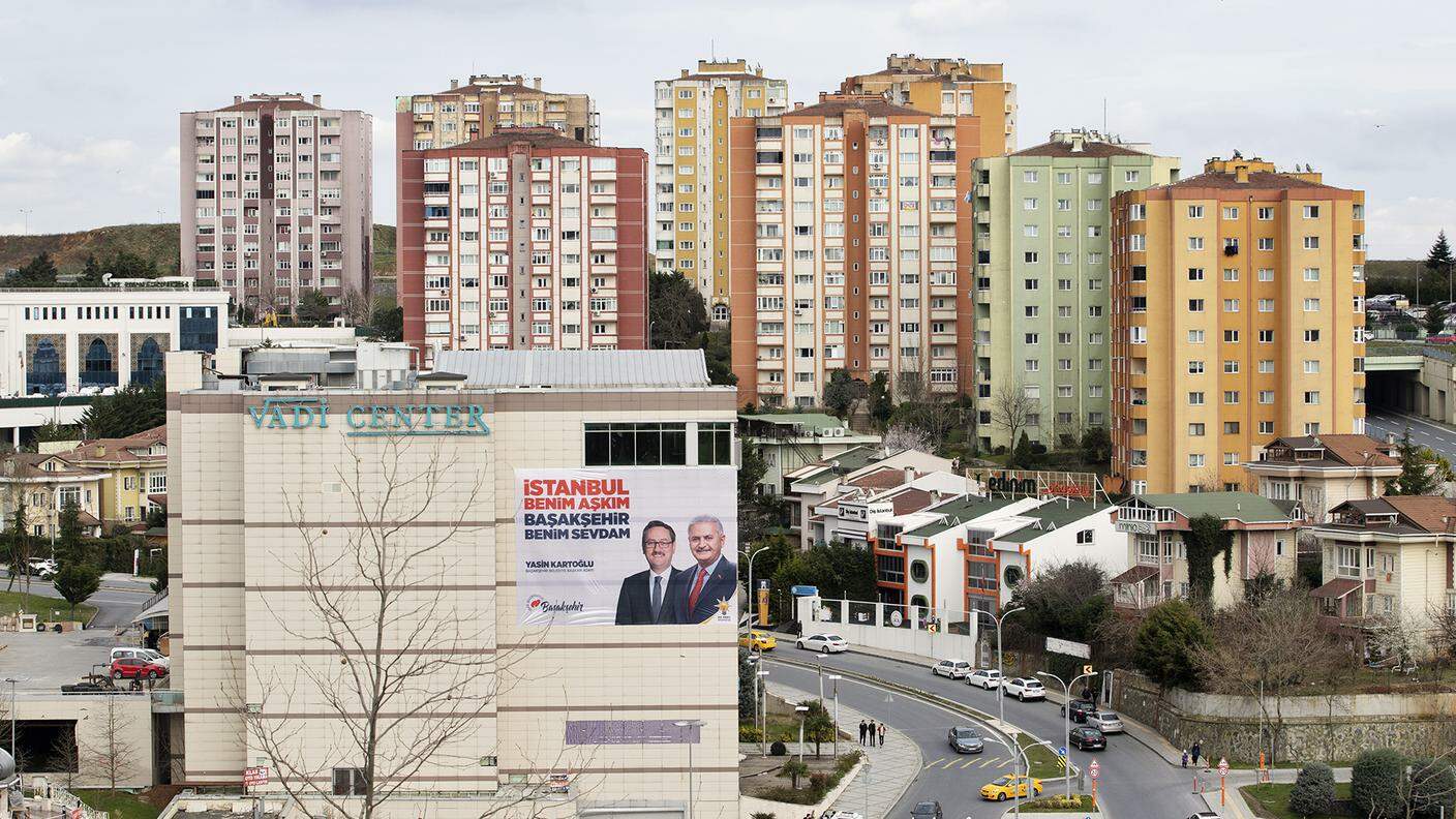 Başakşehir è un quartiere ad alta densità di popolazione (circa 400 mila abitanti secondo i dati forniti dal Comune nel 2017)