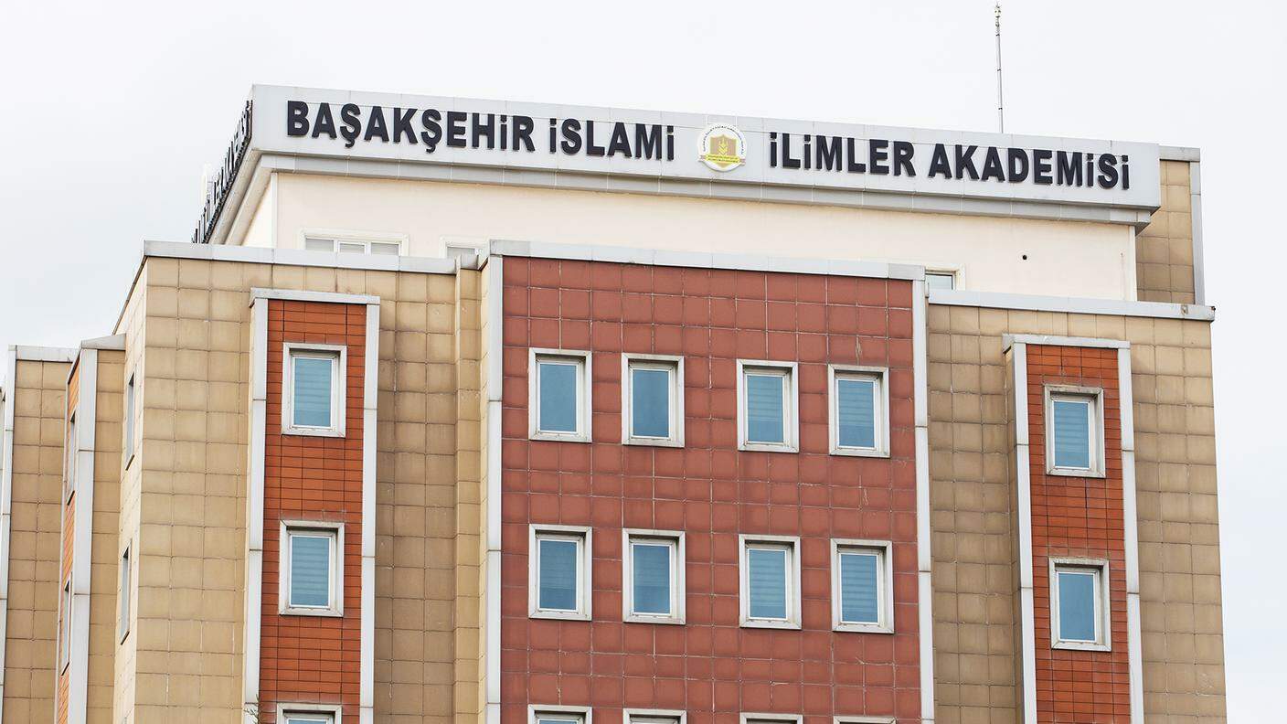 L'Accademia delle Scienze Islamiche di Başakşehir, di fianco al nuovo stadio, testimonia la vocazione conservatrice della sua popolazione