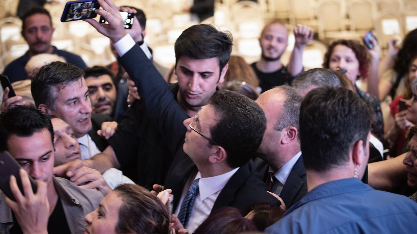 Altro aspetto rilevante della figura del giovane candidato sindaco: la sua straordinaria capacità comunicativa. Qui lo vediamo intento a farsi un “selfie” accerchiato dai suoi sostenitori