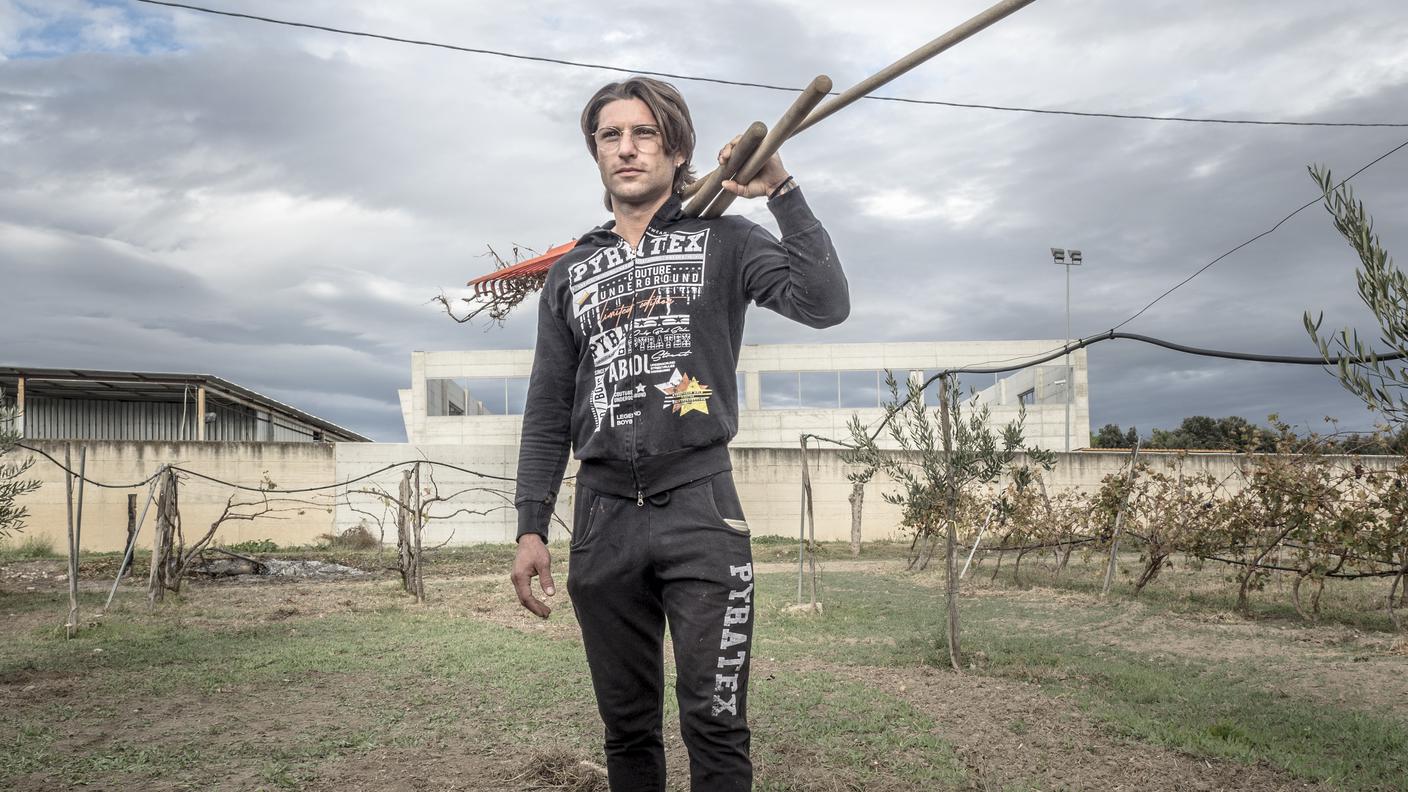 Domenico Strafezza ha 29 anni. Agricoltore, è affidato ai servizi sociali per rapina in banca e sta scontando una pena alternativa a Pietra di Scarto