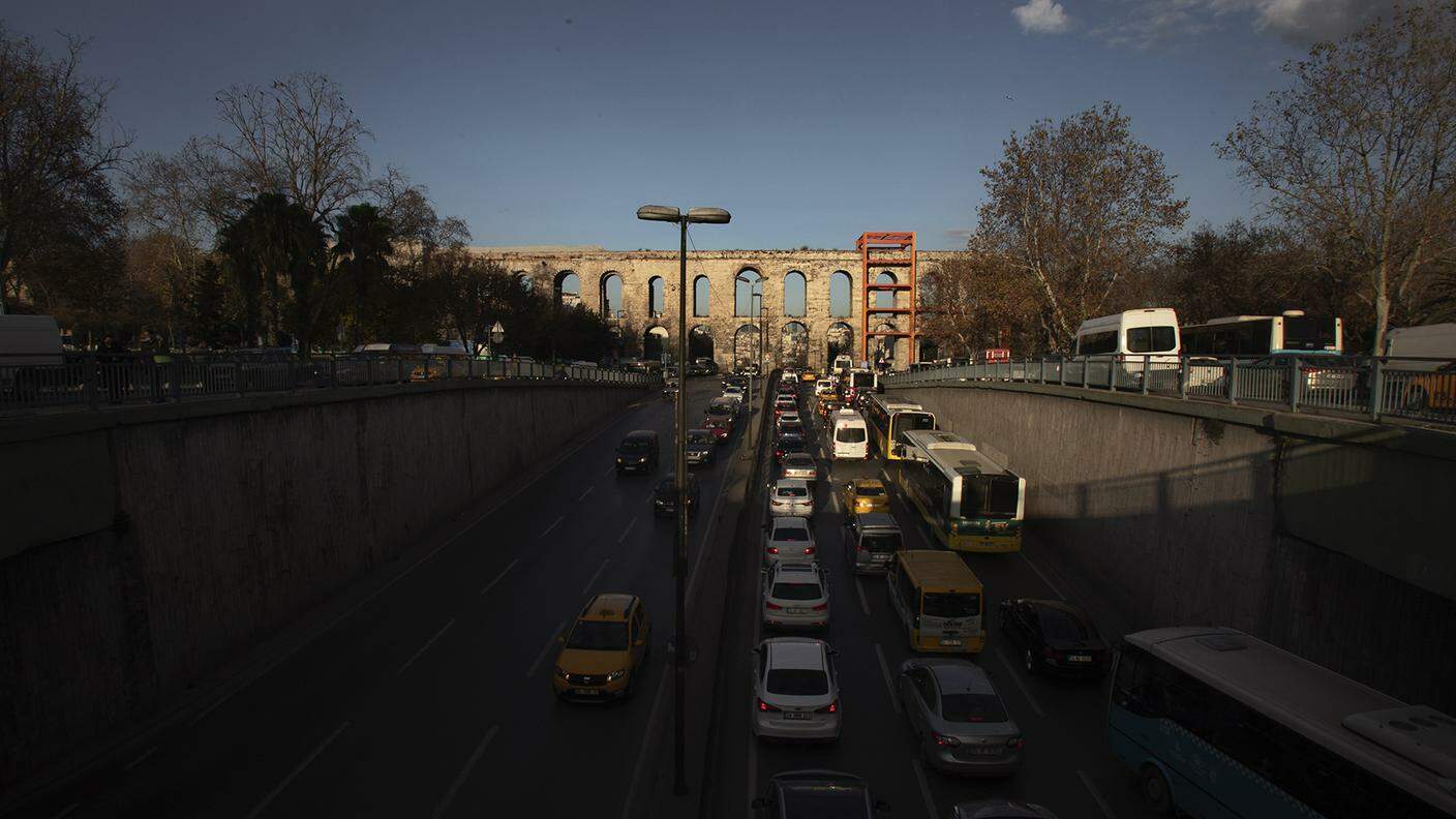 L'acquedotto di Costantinopoli (o acquedotto di Valente) del 368 d.C. sotto il quale passa oggi la trafficatissima Atatürk Bulvarı