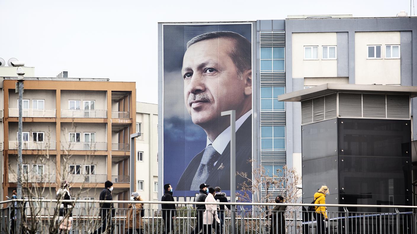 Una gigantografia del presidente turco Erdoğan domina lo skyline di Zeytinburnu