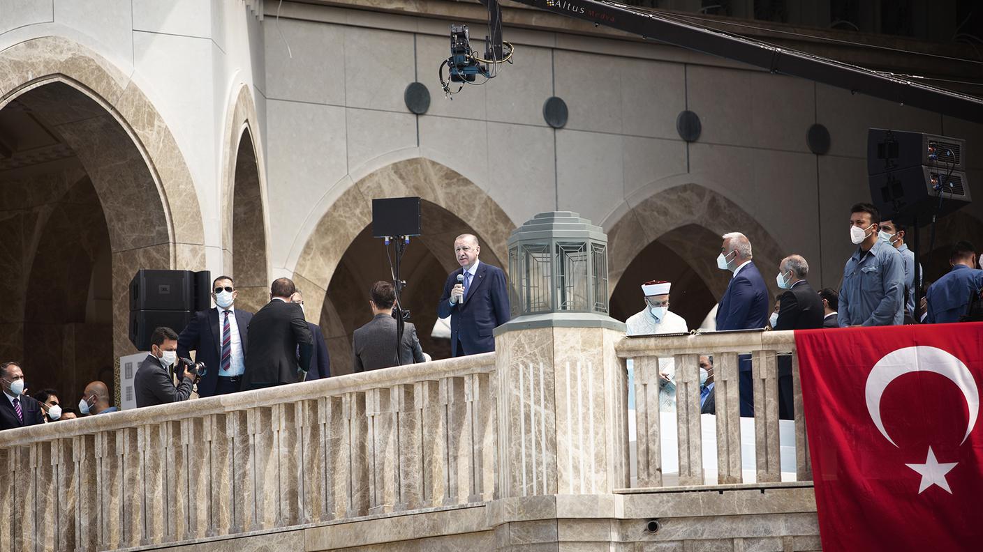 Il presidente turco, Recep Tayyip Erdoğan, prende la parola