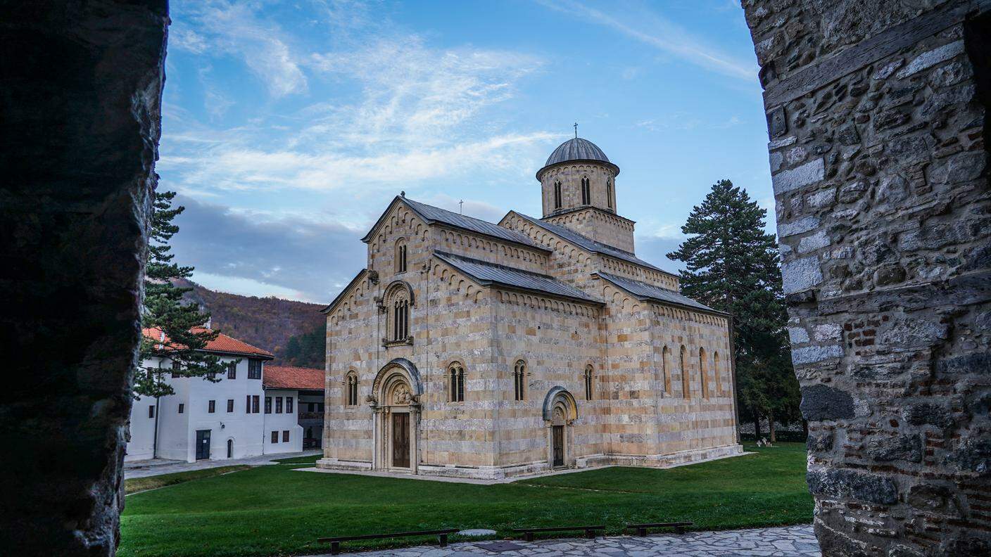 All'imbocco della valle sorge il maestoso monastero serbo-ortodosso di Visoki Dečani, costruito nel XIV secolo ed inserito nella lista dei monumenti protetti dall'UNESCO