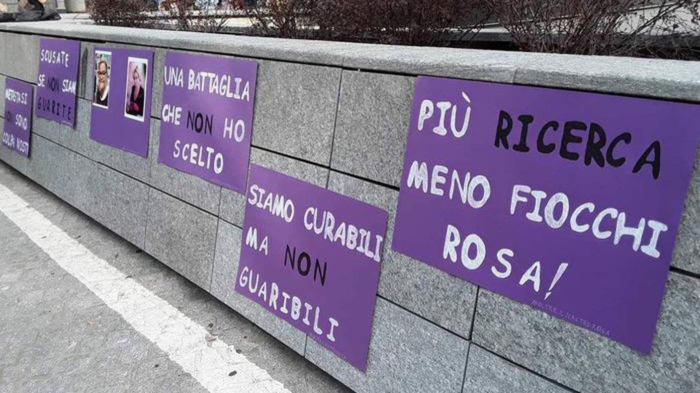 Le partecipanti hanno messo in mostra cartelli e nastrini fucsia