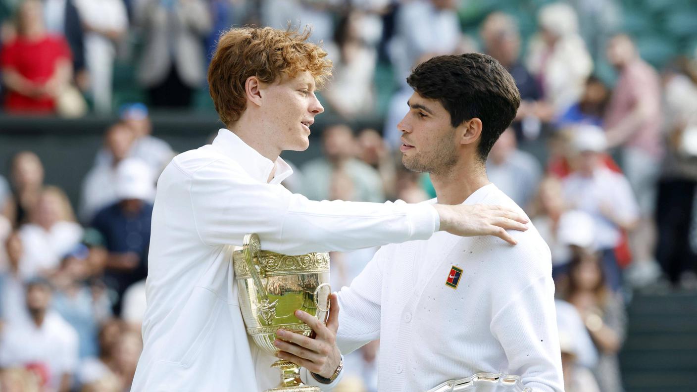 Un sonno da campioni: il tennista italiano Jannik Sinner (qui a sinistra, durante la premiazione di Wimbledon 2025) è famoso per i suoi "pisolini" rigeneranti che fa prima delle partite per recuperare energie