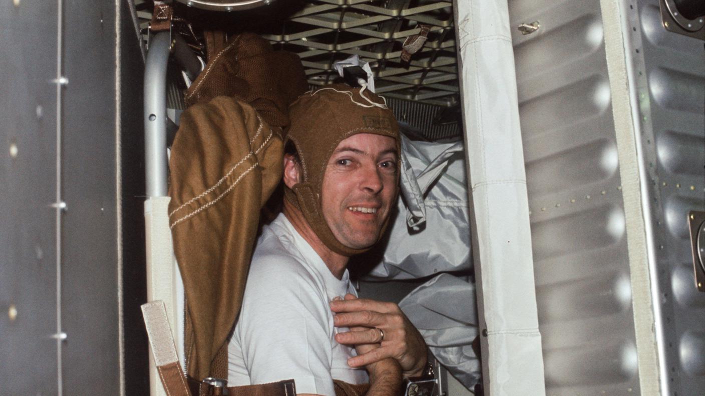 Il sonno è indagato da tempo, perfino quello degli astronauti , qui nel 1973 lo scienziato-astronauta Joseph P. Kerwin, a bordo dello Skylab 2 americano, precursore dell'odierna Stazione Spaziale Internazionale 