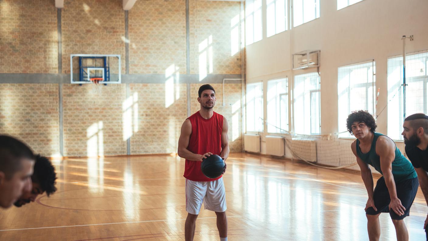 Il tiro libero nel basket è un misto di concentrazione, freddezza e precisione nella riproduzione di un movimento affinato durante gli allenamenti