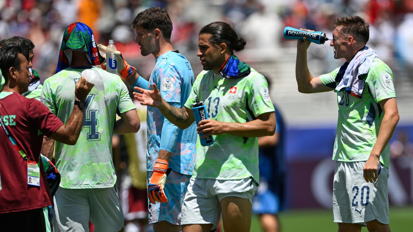 La nazionale svizzera durante una pausa reidratante. Il match di debutto della Nati ai Mondiali 2026 si è svolto a una temperatura superiore ai 30°C, sotto il sole cocente della California 