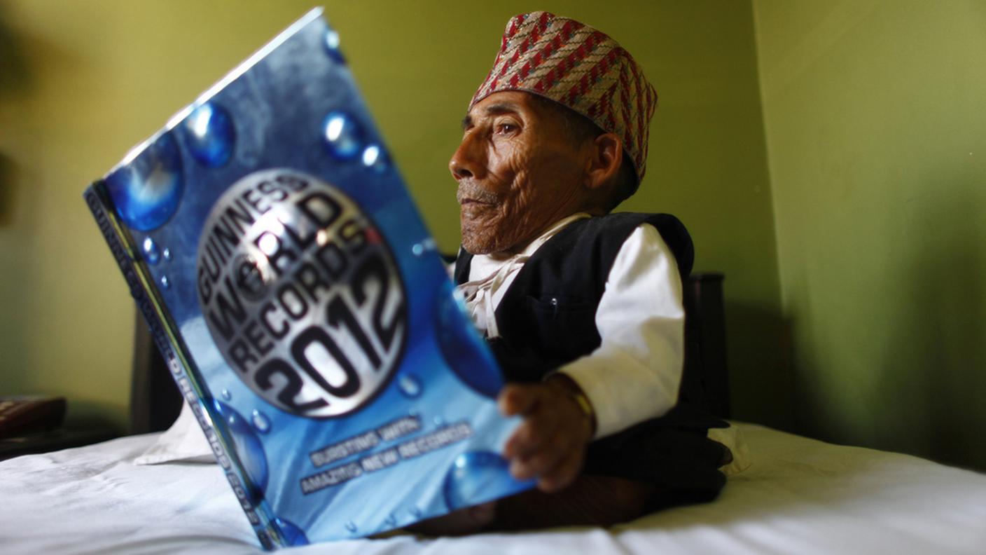 Il nepalese Chandra Bahadur Dangi, che misura 56 centimetri di altezza