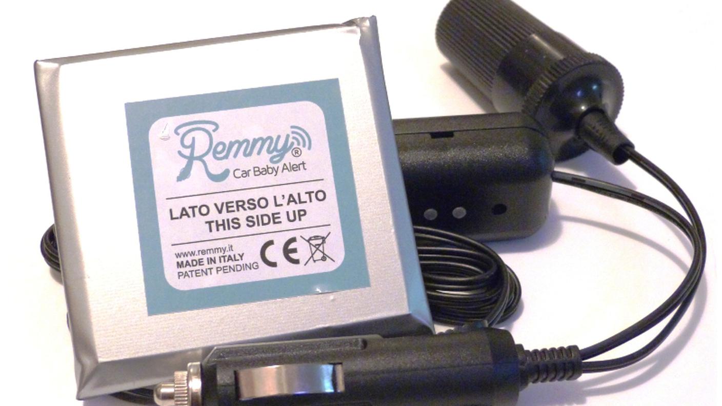 Il sensore e l'alimentatore da inserire nell'accendisigari del sistema