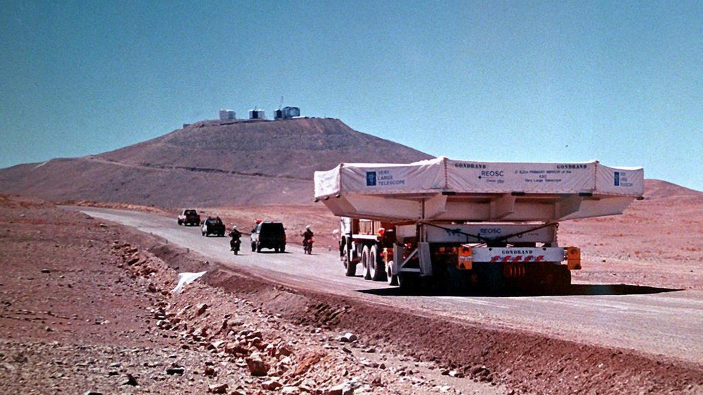 l VLT, very large telescope, sul Cerro Paranal, nel deserto di Atacama