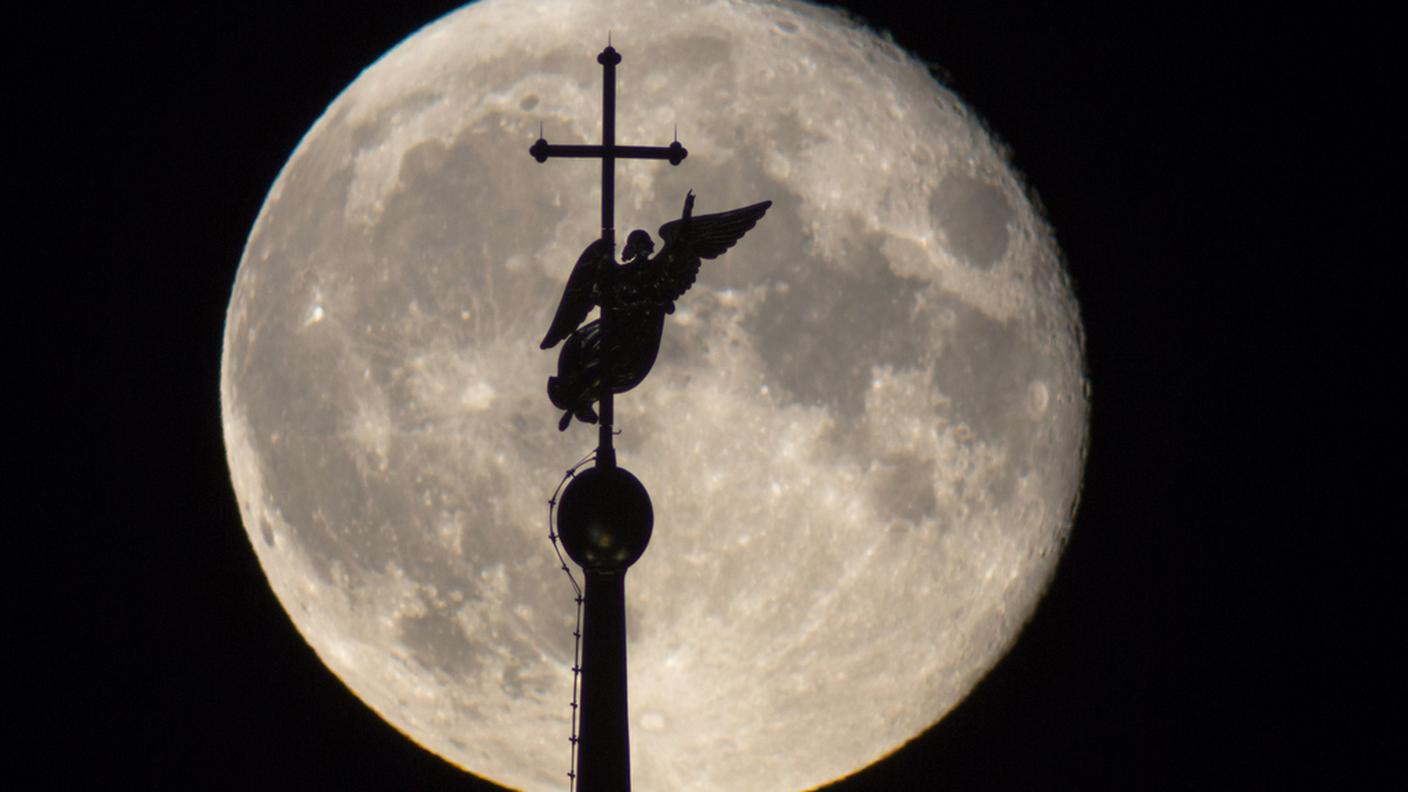 Luna piena sopra San Pietroburgo