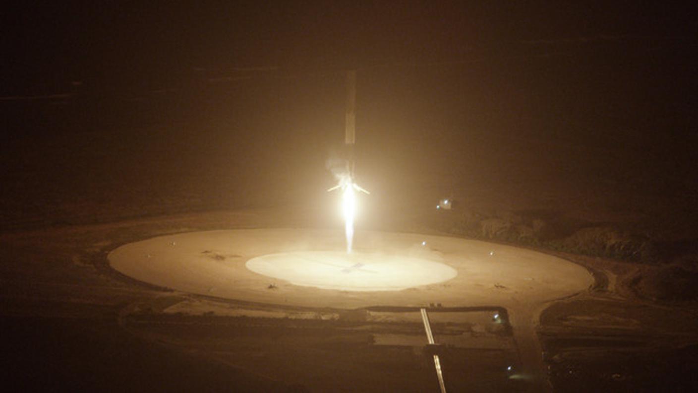 Il momento del rientro sulla terra del primo razzo spaziale riutilizzabile