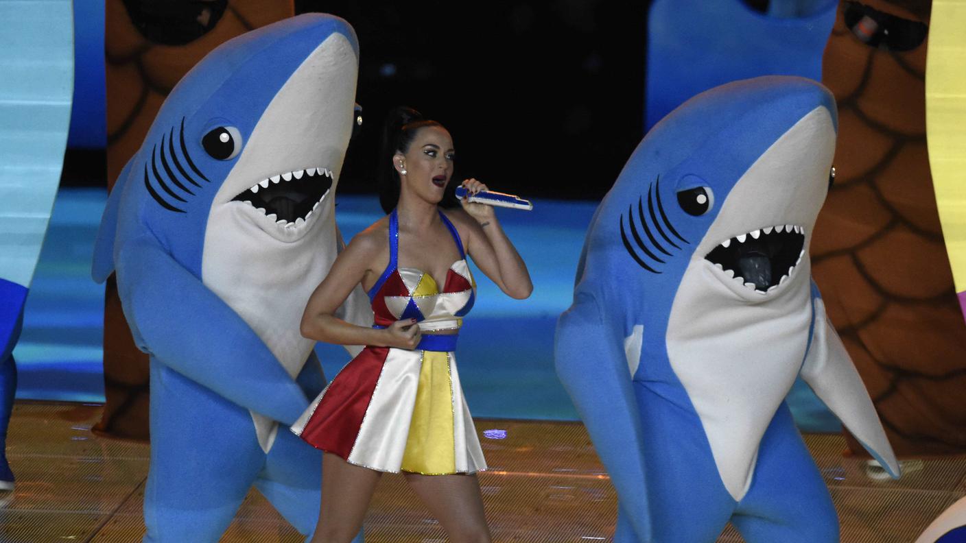 Persino gli squali celebrano gli 84 milioni di followers di Katy Perry