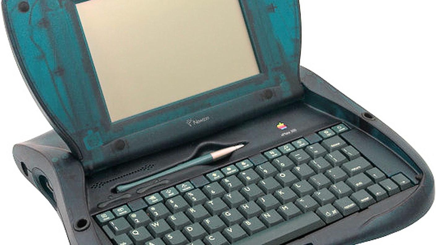 eMate. Ma che nome è?! È stato un flop così imbarazzante che Apple non ha mai diffuso i dati di vendita di questa specie di portatile, antenato dei PowerBook. Parliamo del 1997-1998, anno dopo il quale è seguito il clamoroso flop del Newton