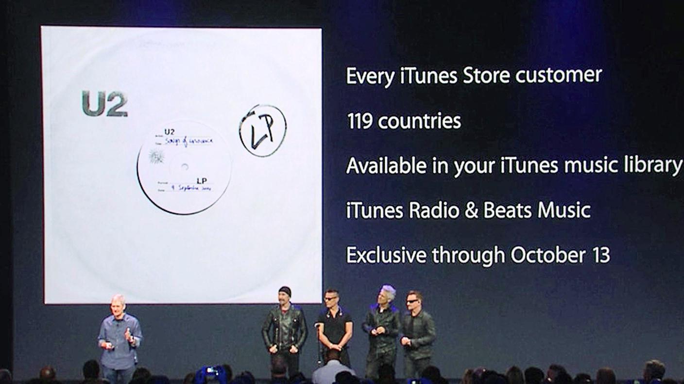 Gli U2 e la Apple, era il 2014. Non a tutti è piaciuto avere così, da un giorno all'altro, il nuovo album degli U2 nella libreria e così la Apple ha dovuto creare una procedura per toglierli di mezzo con un bottone gigante "Rimuovi l'album" nell'account iCloud.