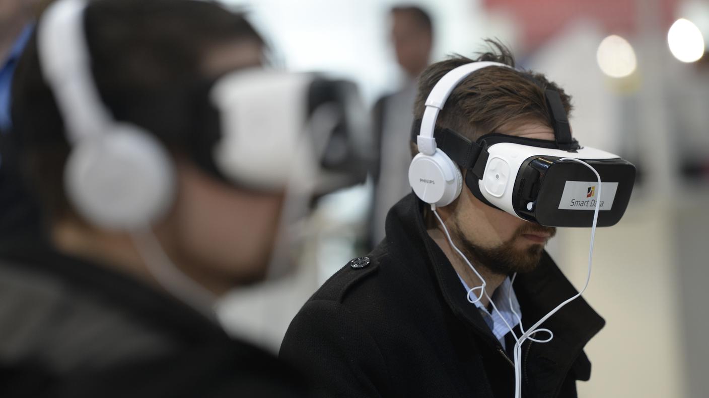 Gear VR: il casco Samsung si usa abbinandolo ad uno smartphone del colosso sudcoreano. Punti di forza: costa “solo” 99 franchi e potrà contare sulla diffusione già presente di decine e decine di milioni di telefonini 