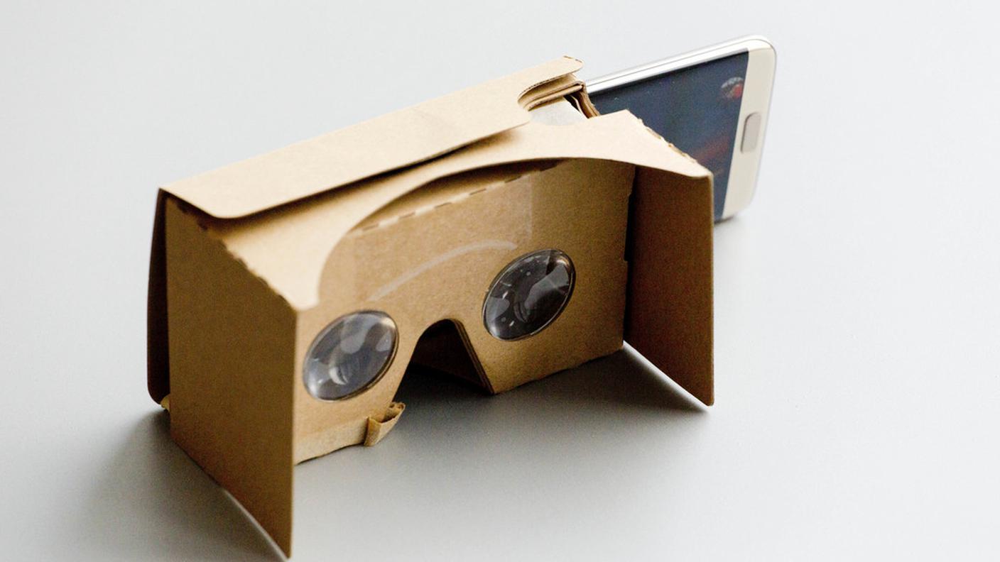 Google Cardboard: è già realtà, fatto in cartone, costa poche decine di franchi ed è compatibile con qualsiasi smartphone.