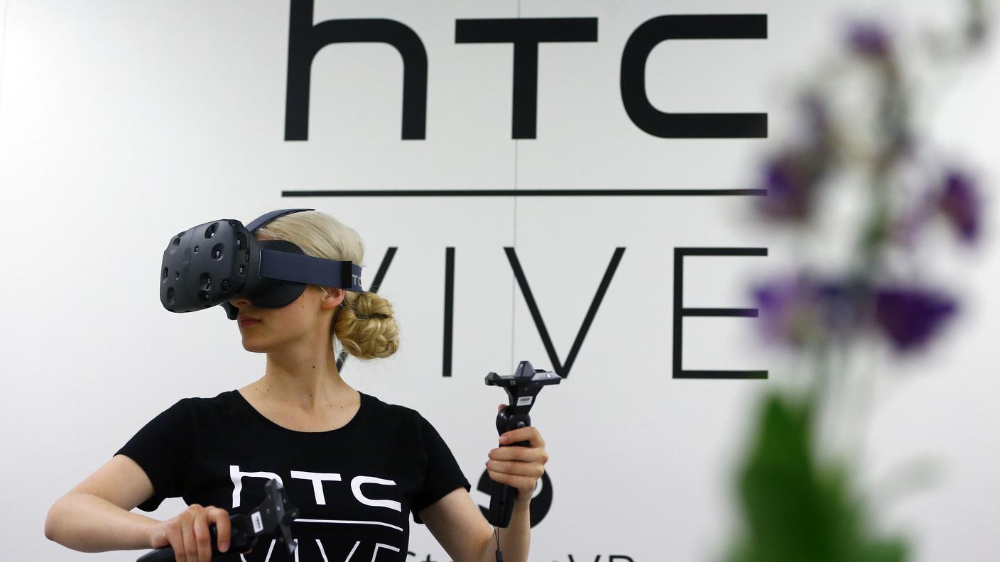 HTC Vive: si basa su una tecnologia di rivelazione dei movimenti. Il prezzo: quasi 1'000 franchi; anche qui ci vuole un super PC.