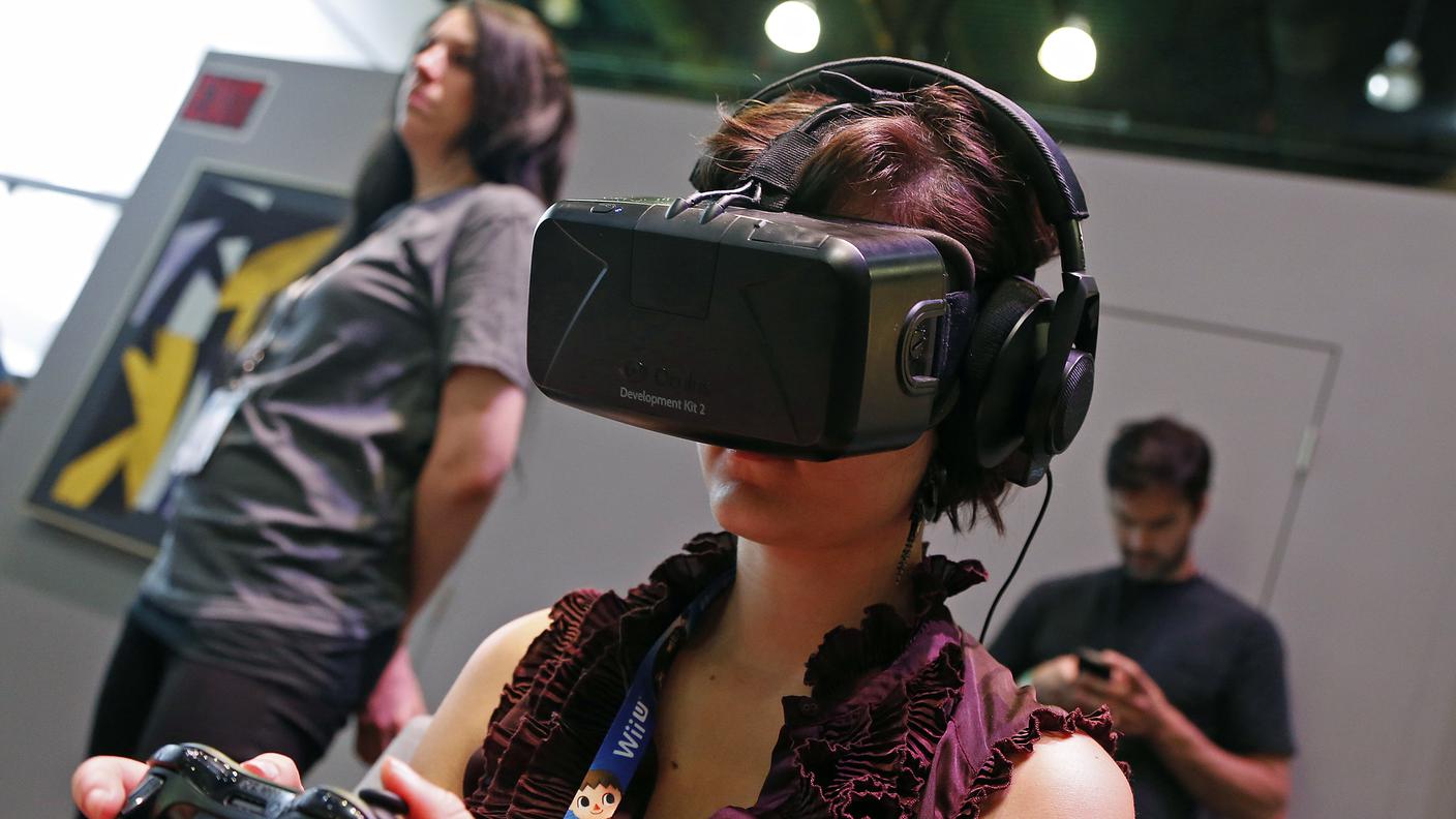Uscito per primo, l’Oculus Rift è anche il visore con il catalogo di titoli più ampio (30 i giochi a disposizione). L’azienda è stata acquistata da Facebook, e Mark Zuckerberg ha promesso almeno 100 titoli entro la fine dell’anno. Il prezzo è di 700 franchi, ai quali va aggiunto il costo delle manopole. Per usarlo serve un computer molto potente.