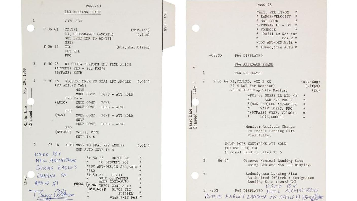 Due pagine del manuale lunare autografate da Buzz Aldrin