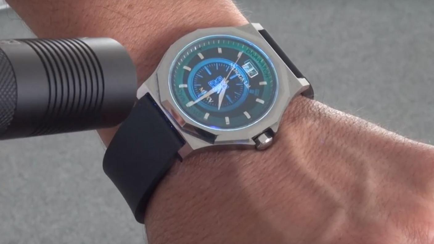 L'incisione è rivelata solo da una luce ultravioletta