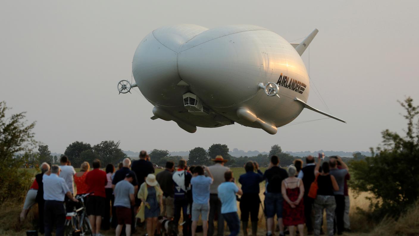 Volo inaugurale del gigantesco Airlander, il velivolo più grande di tutti