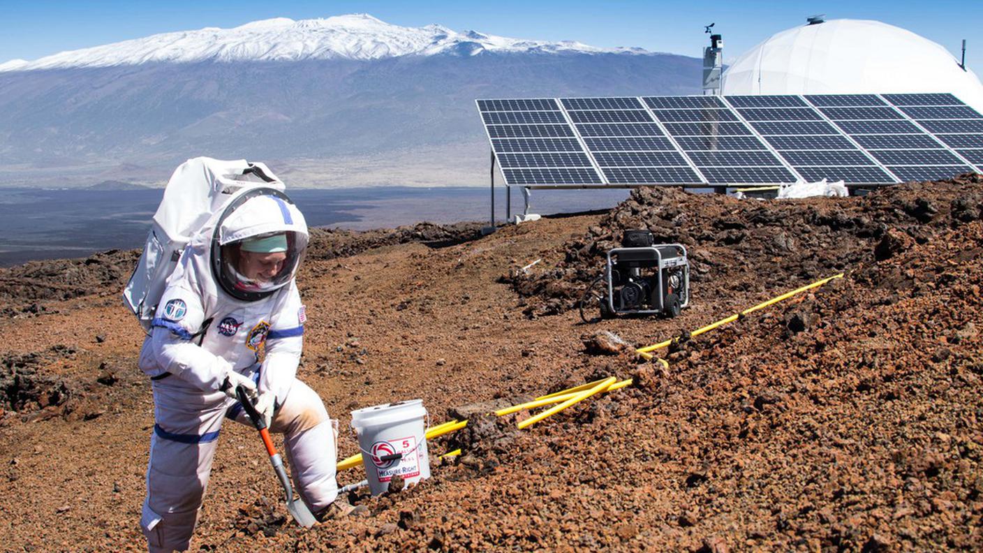 Uscivano solo in tuta spaziale