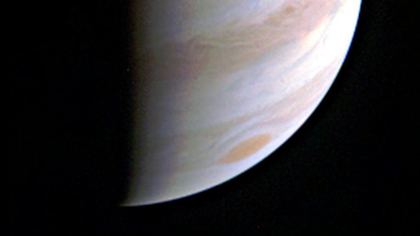 La prima immagine dell'aurora al polo sud di Giove è stata scattata il 27 agosto