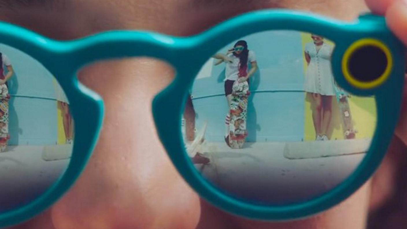 Gli Spectacles, occhiali di Snapchat che filmano video fino a 10 secondi