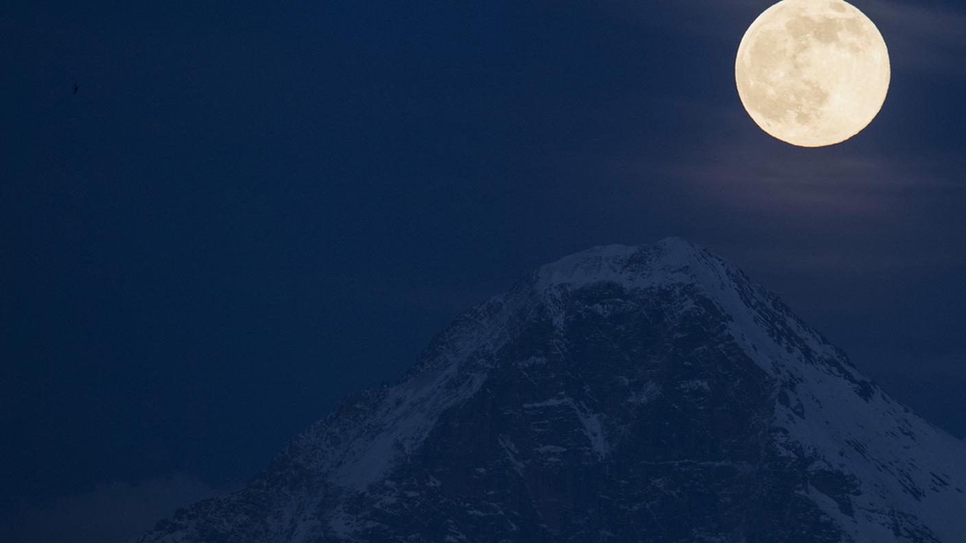 La Luna cambia aspetto a causa dello spostamento delle polveri