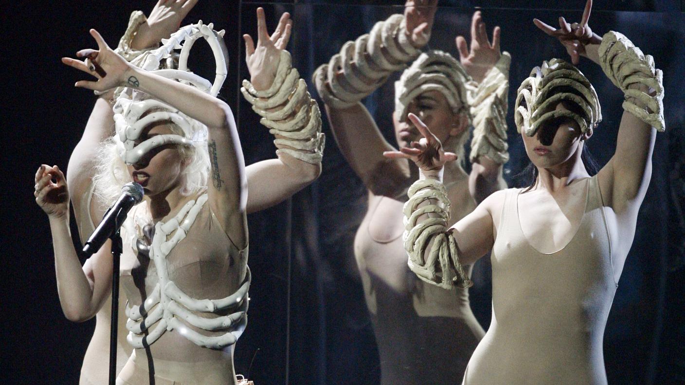 Lady Gaga mentre canta Bad Romance